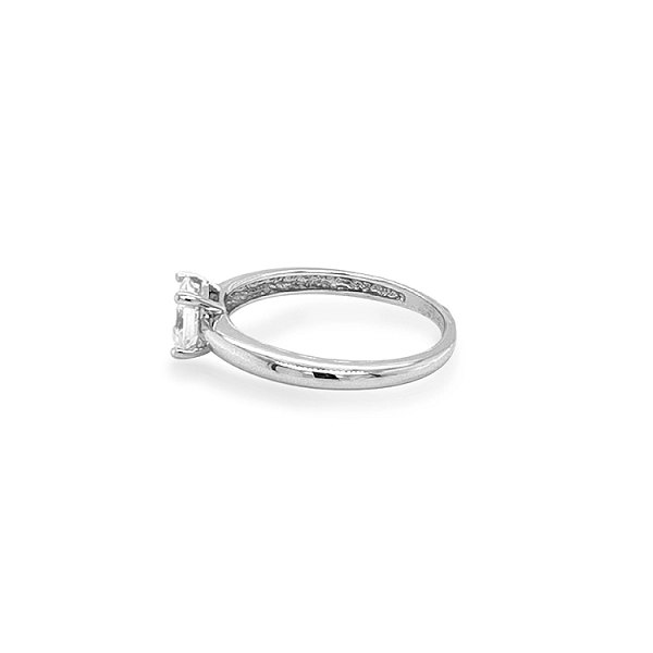 Nhẫn đính hôn bằng vàng với đá zircon