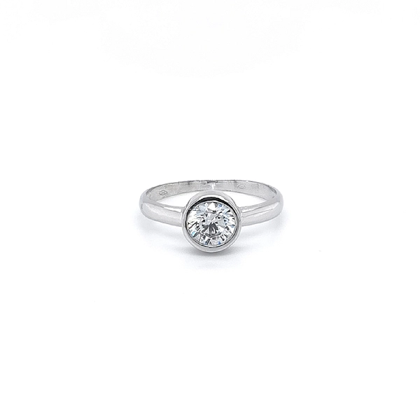 Nhẫn đính hôn với đá zircon