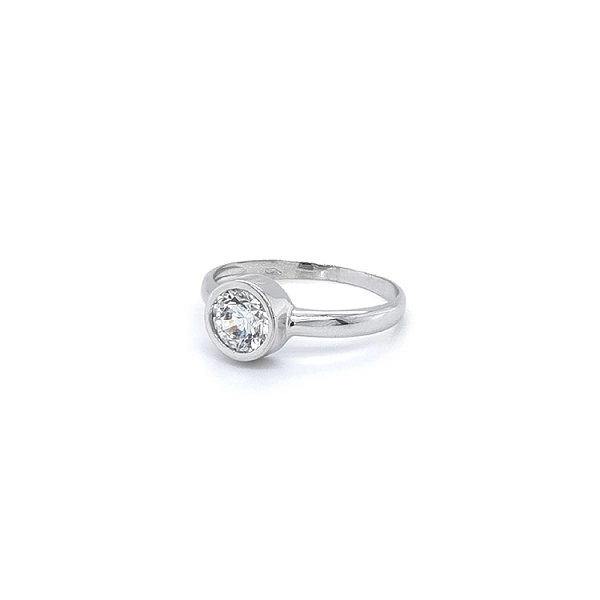 Nhẫn đính hôn với đá zircon