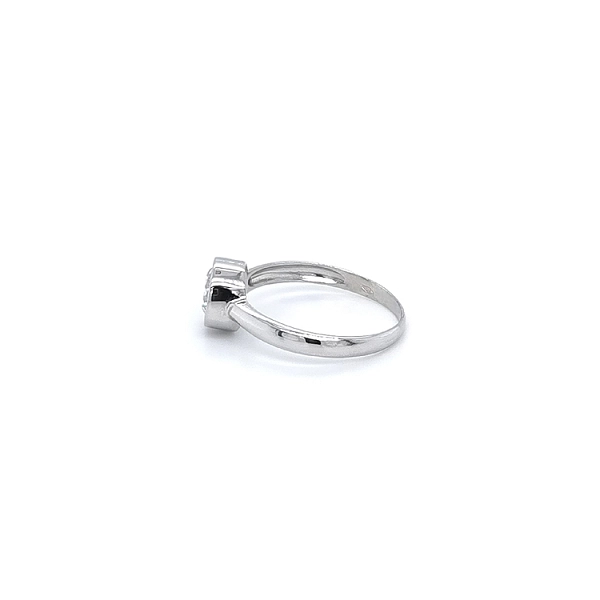 Nhẫn đính hôn với đá zircon