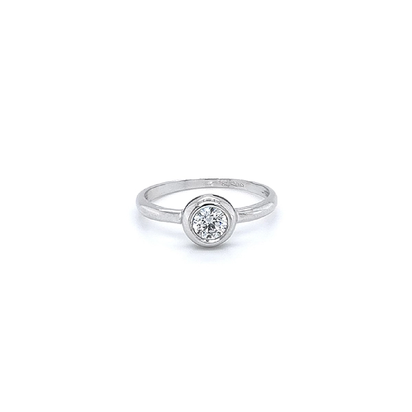 Nhẫn đính hôn bằng vàng trắng và zircon