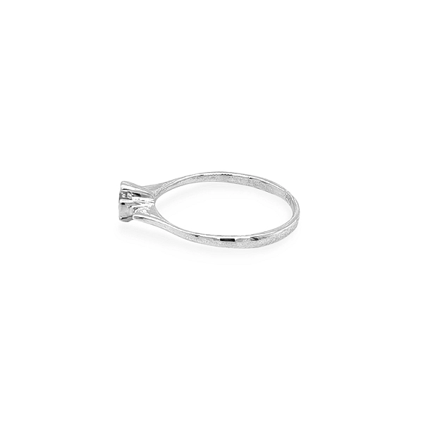Nhẫn đính hôn bằng vàng với đá zircon
