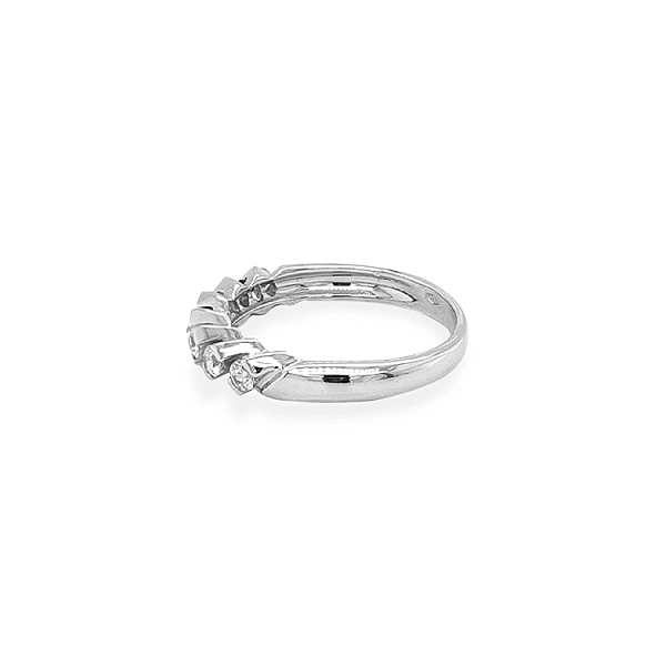 Nhẫn vàng đính đá zircon