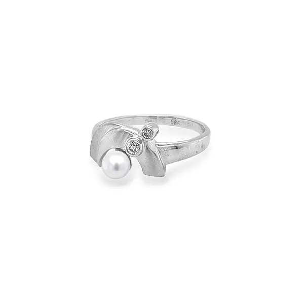 Nhẫn vàng đính ngọc trai và đá zircon