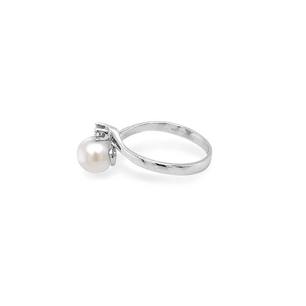 Nhẫn vàng đính ngọc trai và đá zircon
