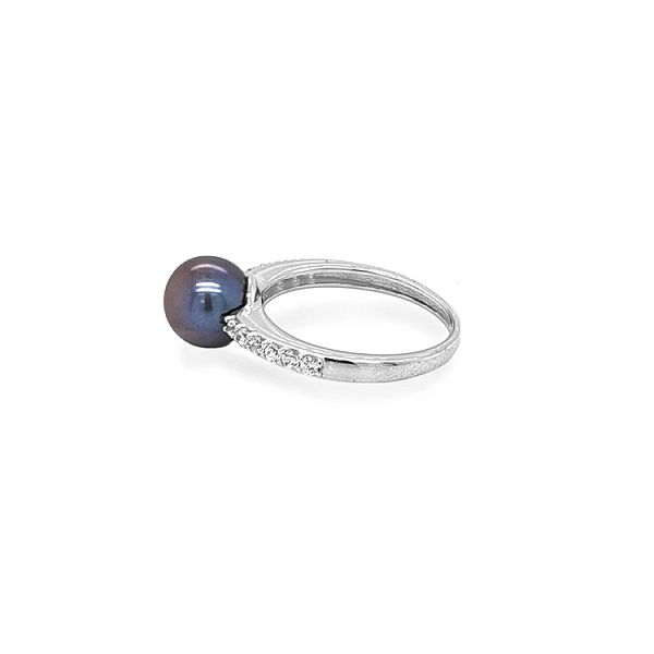 Nhẫn vàng đính ngọc trai đen và đá zircon