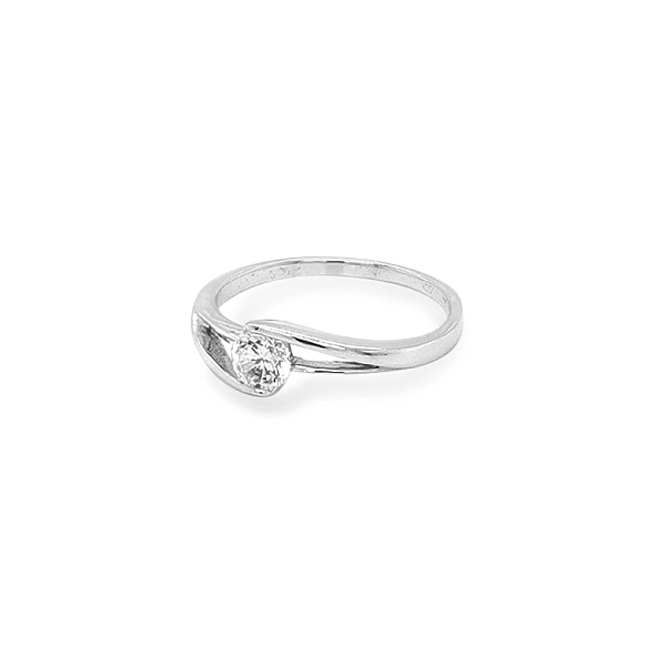 Nhẫn đính hôn bằng vàng với đá zircon