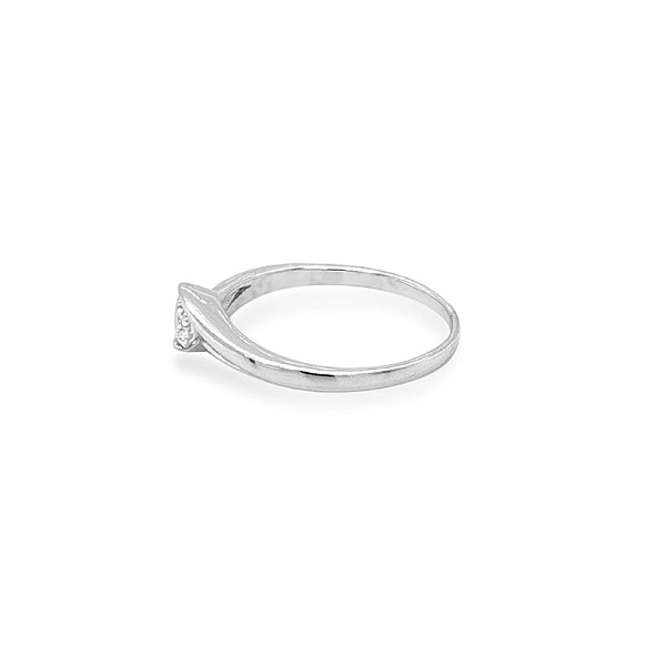 Nhẫn đính hôn bằng vàng với đá zircon