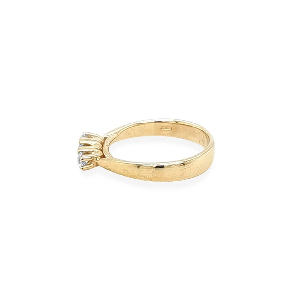 Nhẫn vàng đính đá zircon