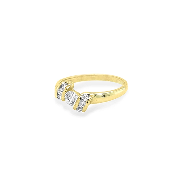 Nhẫn vàng đính đá zircon