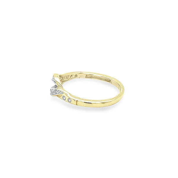 Nhẫn vàng đính đá zircon