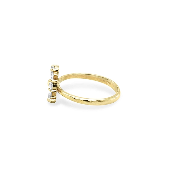 Nhẫn vàng hình hoa với đá zircon