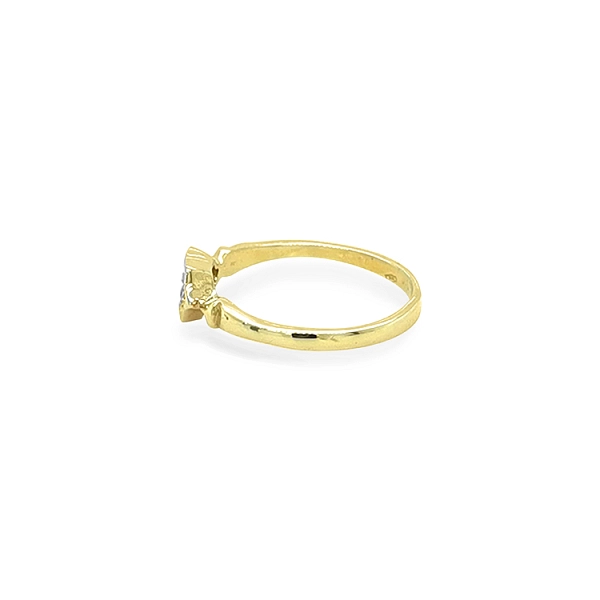 Nhẫn vàng đính đá zircon