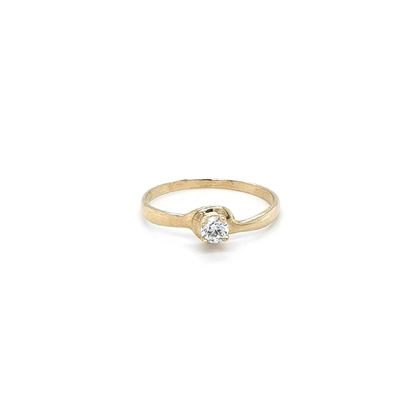 Nhẫn đính hôn bằng vàng với đá zircon