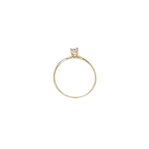 Nhẫn đính hôn bằng vàng với đá zircon