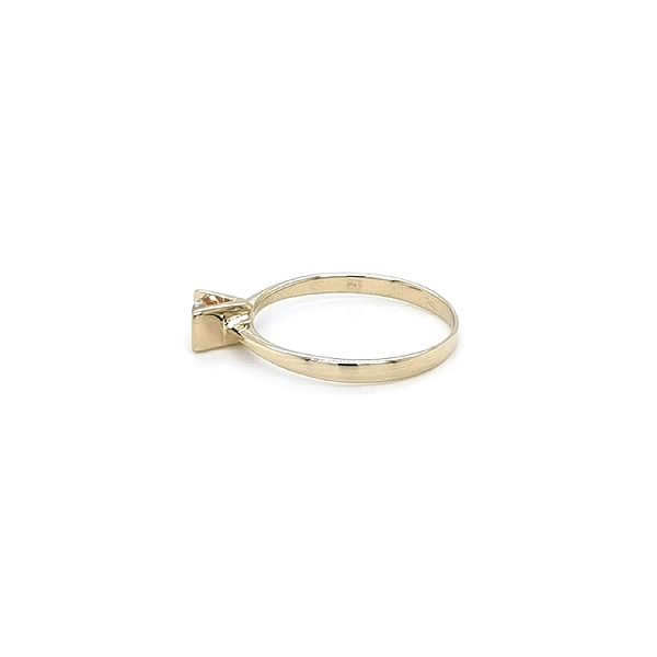 Nhẫn đính hôn bằng vàng với đá zircon