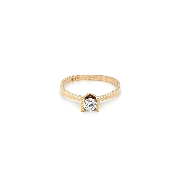 Nhẫn đính hôn bằng vàng với đá zircon