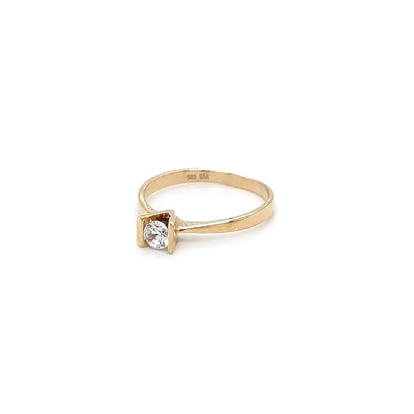 Nhẫn đính hôn bằng vàng với đá zircon