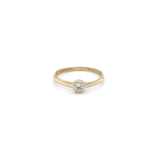 Nhẫn đính hôn bằng vàng với đá zircon