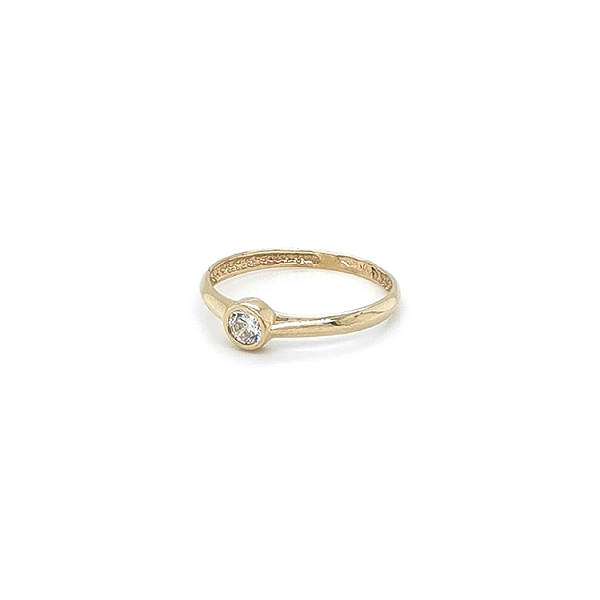 Nhẫn đính hôn bằng vàng với đá zircon