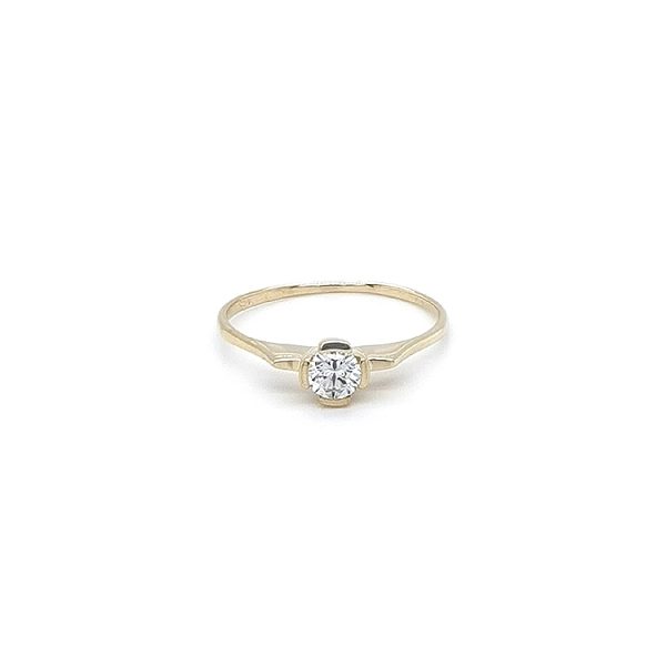 Nhẫn đính hôn bằng vàng với đá zircon