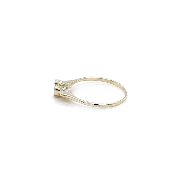 Nhẫn đính hôn bằng vàng với đá zircon