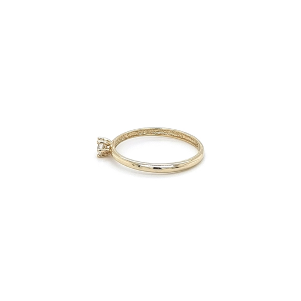 Nhẫn đính hôn bằng vàng với đá zircon