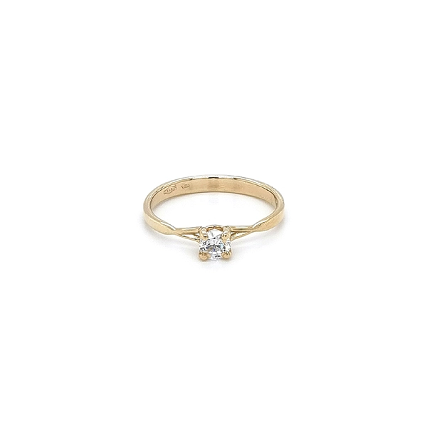 Nhẫn đính hôn bằng vàng với đá zircon