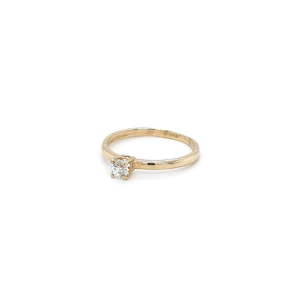 Nhẫn đính hôn bằng vàng với đá zircon