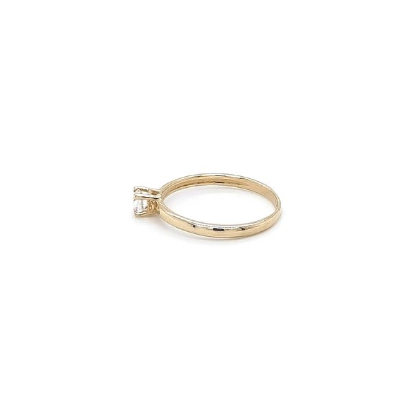 Nhẫn đính hôn bằng vàng với đá zircon