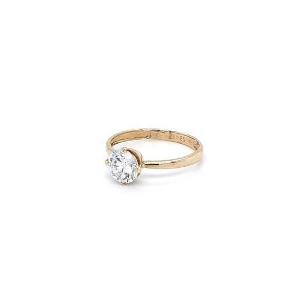 Nhẫn đính hôn bằng vàng với đá zircon