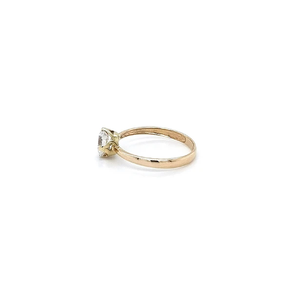 Nhẫn đính hôn bằng vàng với đá zircon