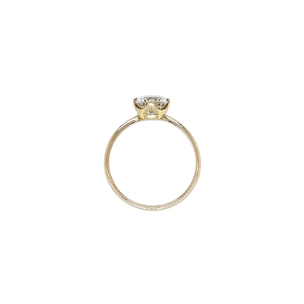 Nhẫn đính hôn bằng vàng với đá zircon