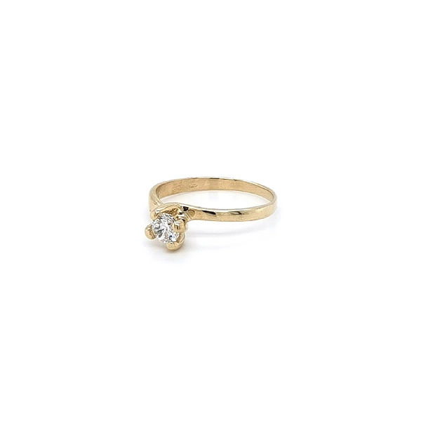 Nhẫn đính hôn bằng vàng với đá zircon