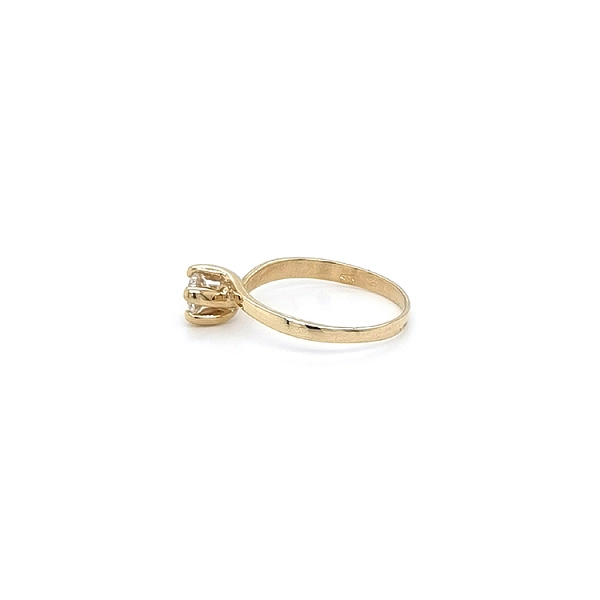 Nhẫn đính hôn bằng vàng với đá zircon