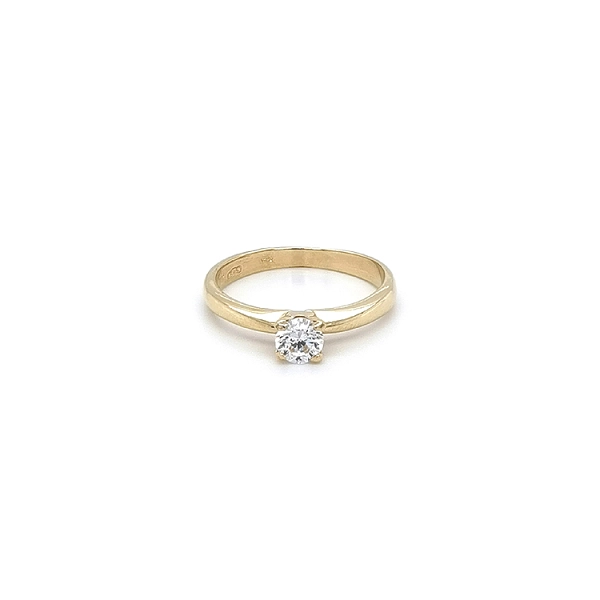 Nhẫn đính hôn bằng vàng với đá zircon
