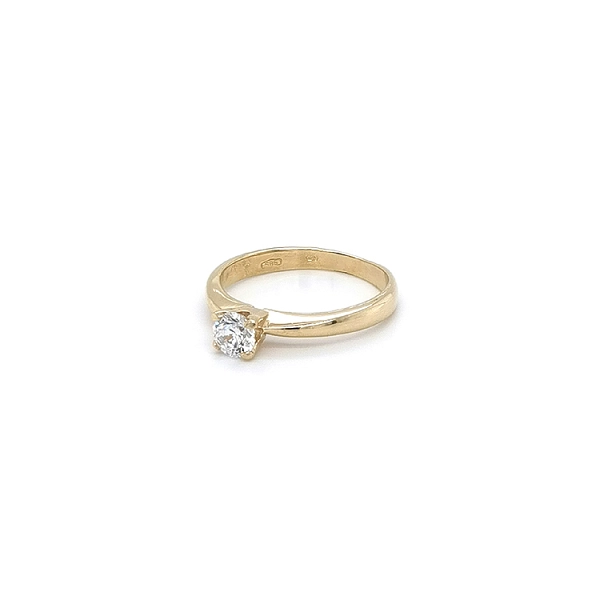 Nhẫn đính hôn bằng vàng với đá zircon