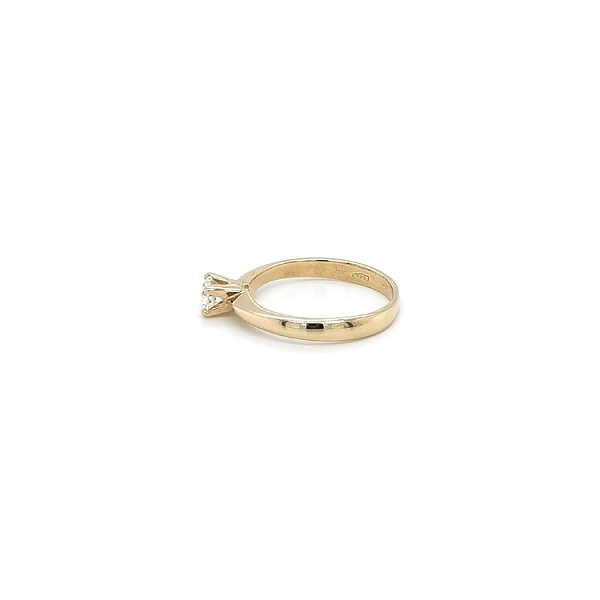 Nhẫn đính hôn bằng vàng với đá zircon