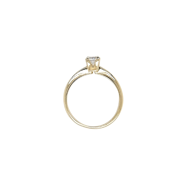 Nhẫn đính hôn bằng vàng với đá zircon