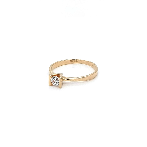 Nhẫn đính hôn bằng vàng với đá zircon