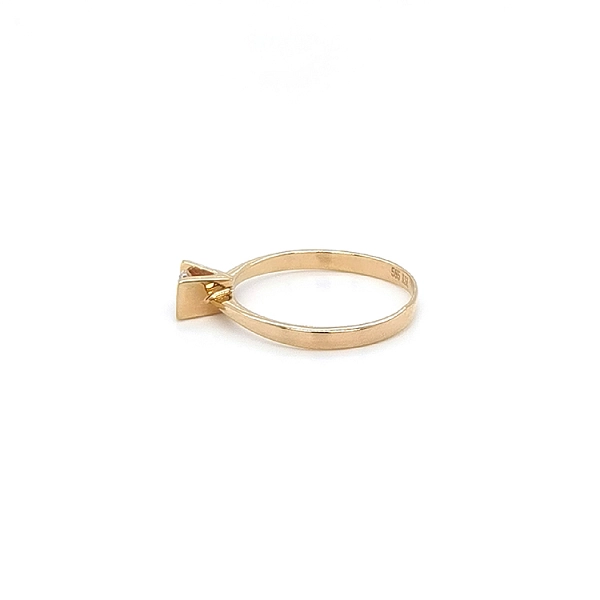 Nhẫn đính hôn bằng vàng với đá zircon