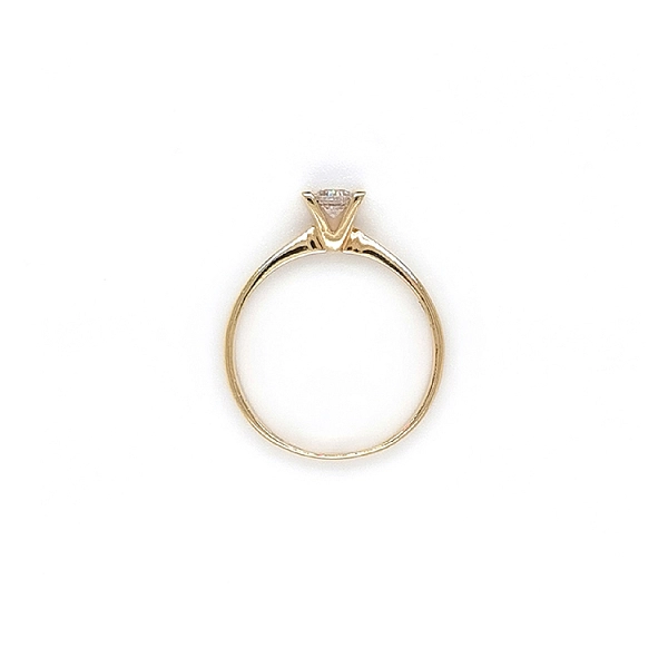 Nhẫn đính hôn bằng vàng với đá zircon