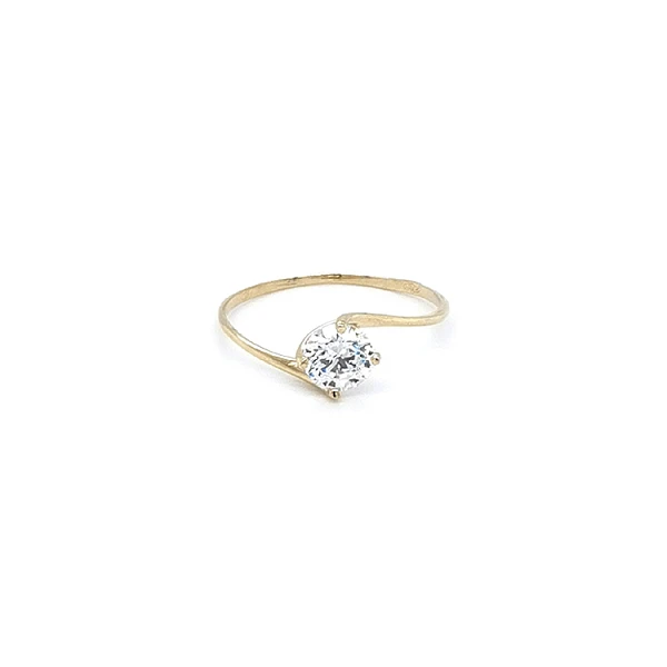 Nhẫn đính hôn bằng vàng với đá zircon