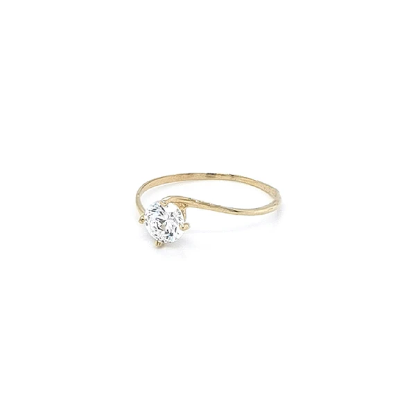 Nhẫn đính hôn bằng vàng với đá zircon