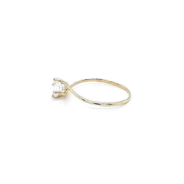 Nhẫn đính hôn bằng vàng với đá zircon