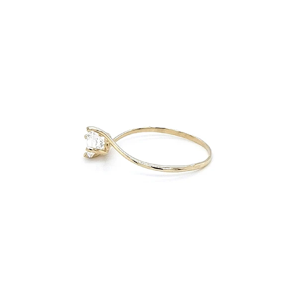 Nhẫn đính hôn bằng vàng với đá zircon