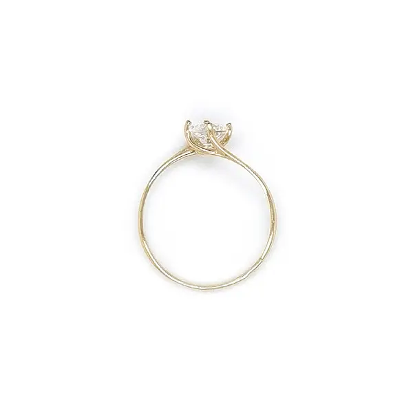 Nhẫn đính hôn bằng vàng với đá zircon