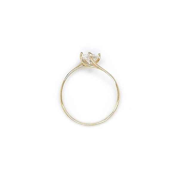 Nhẫn đính hôn bằng vàng với đá zircon