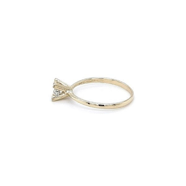 Nhẫn đính hôn bằng vàng với đá zircon