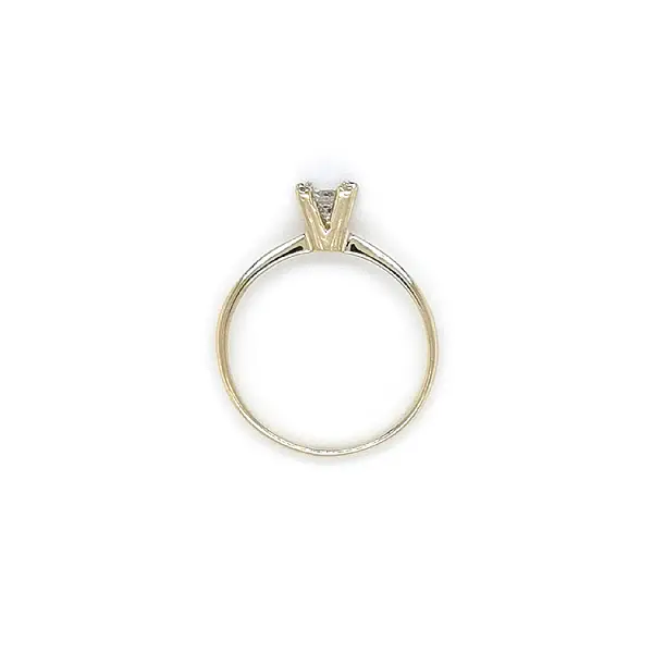 Nhẫn đính hôn bằng vàng với đá zircon